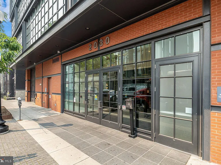 2030 8th St NW #Penthouse 5 — Photo 2