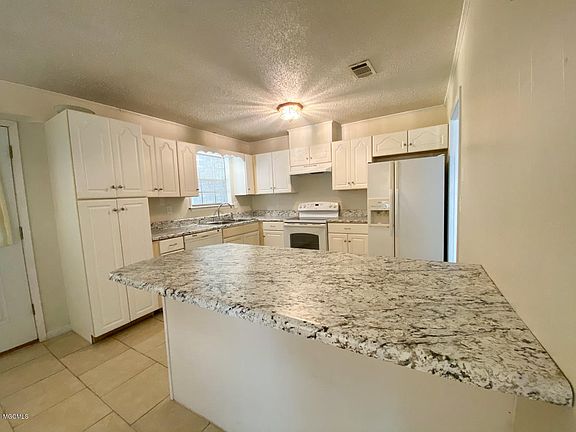 3rd image of 141 Woodland Dr