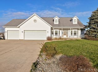 907 Eagle Ridge Dr, Coopersville, MI 49404