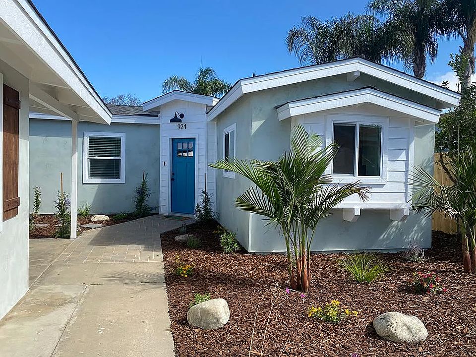 Very sweet entry, beachy and inviting with a colorful cheery feel. You will be proud to live here!