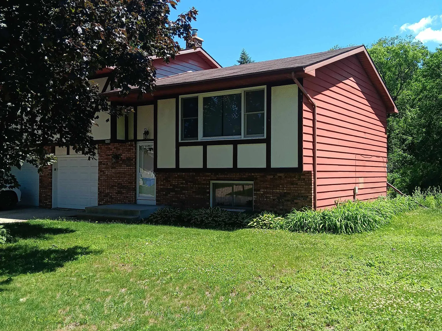 3 bed, 2.0 bath, 1900 sqft, $2,400 — Photo 1