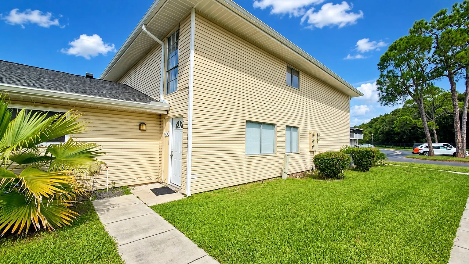2 bed, 909 sqft, $1,750 — Photo 1