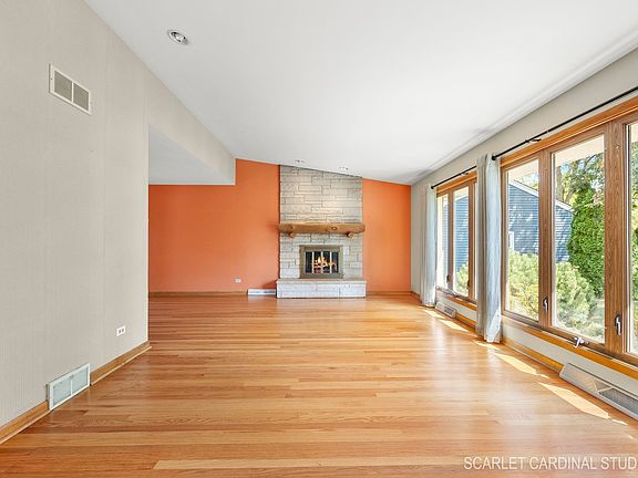 2nd image of 16 W Leslie Ln