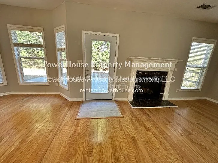 2403 Walnut Tree Ln — Photo 6