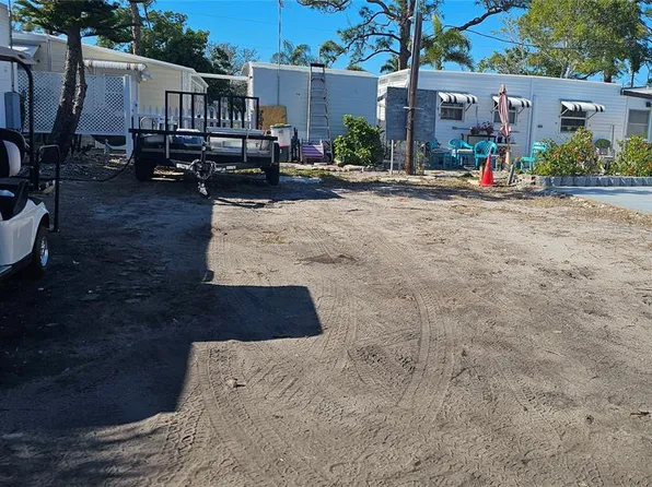 69 4th St #4, Bradenton, FL 34210