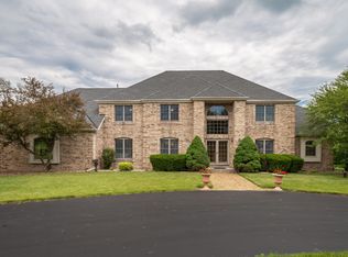 8670 N Dean Cir, River Hills, WI 53217