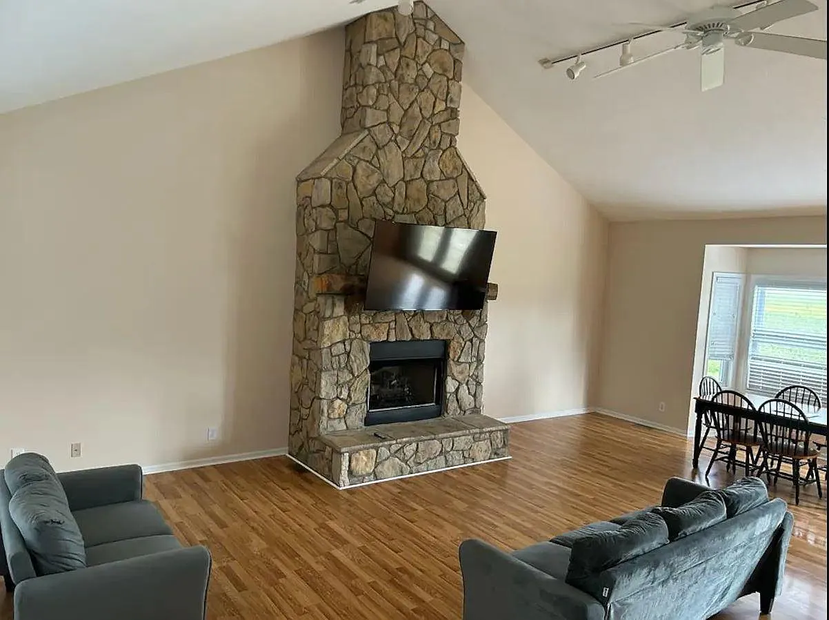 5 bed, 2.5 bath, 2196 sqft, $2,999 — Photo 2