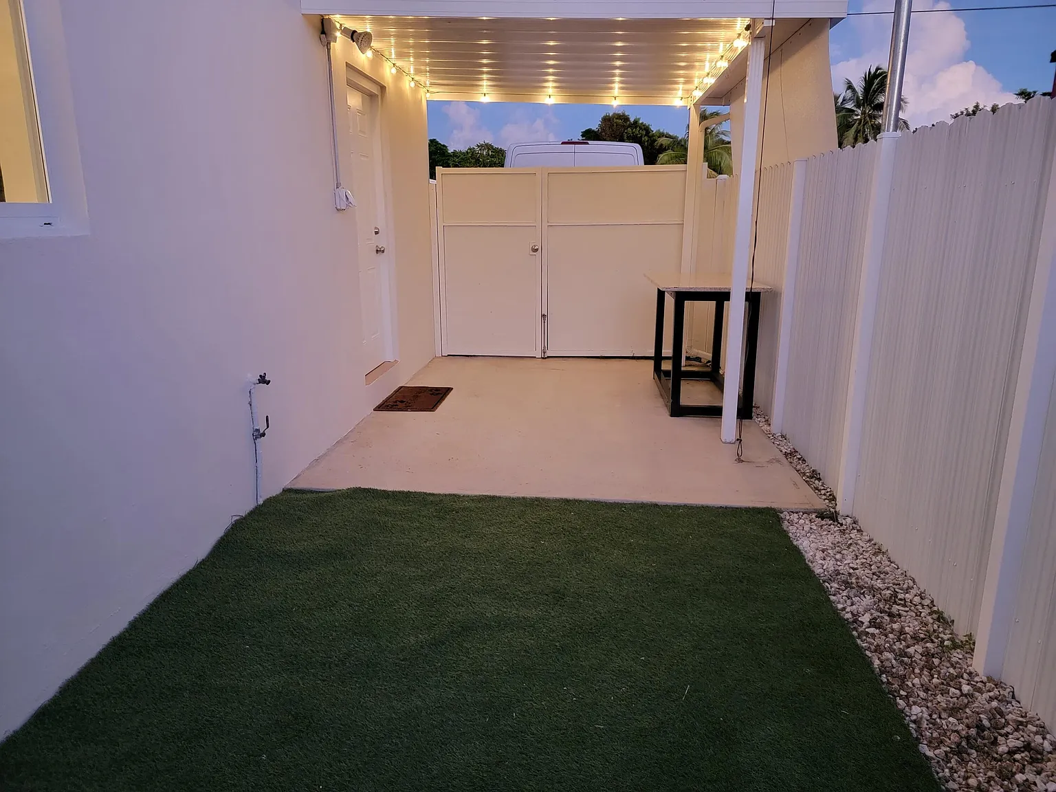 1 bed, 1.0 bath, 1210 sqft, $1,350 — Photo 2