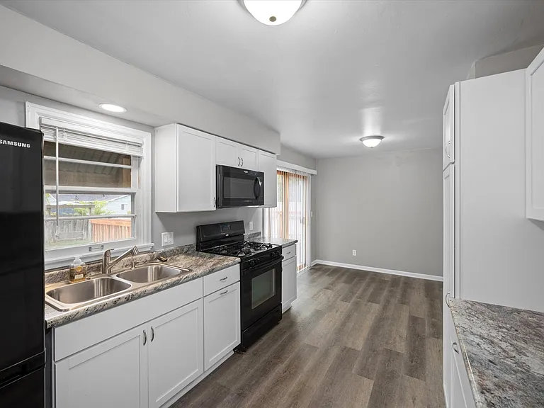 2607 Stanford Ave — Photo 8