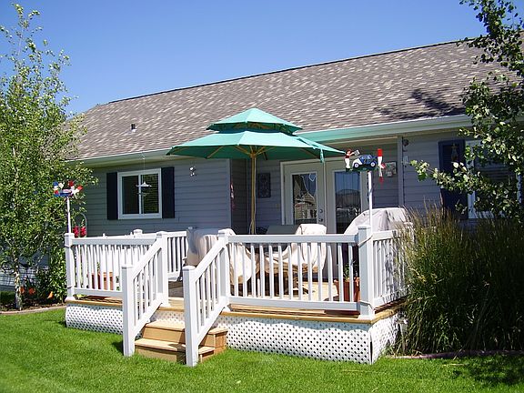 Back deck w/motorized awning