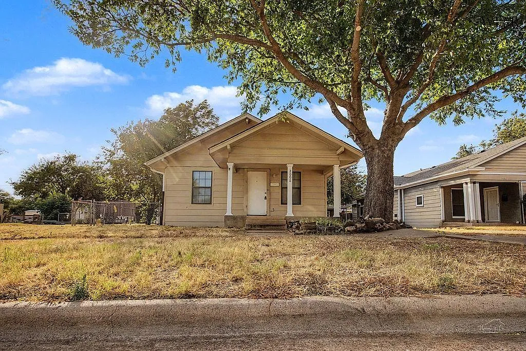 3 bed, 2.0 bath, 1152 sqft, $1,350 — Photo 1