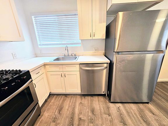 5th image of 2420 Bissell Ave