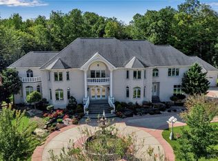 7 Woodcrest Dr, Orchard Park, NY 14127