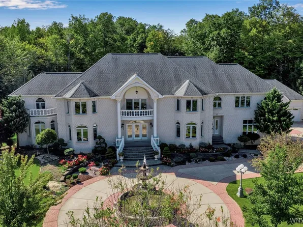 7 Woodcrest Dr, Orchard Park, NY 14127