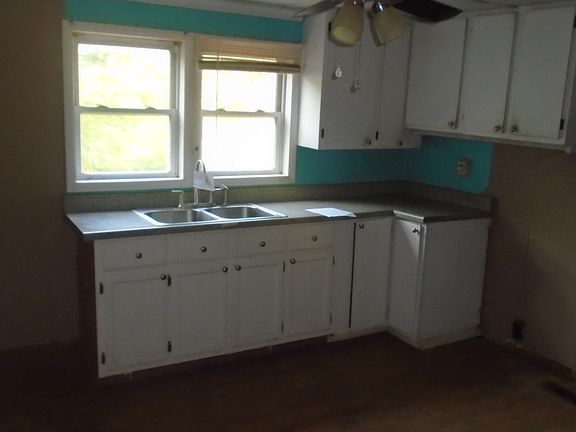 3rd image of 1935 Coldwater Rd