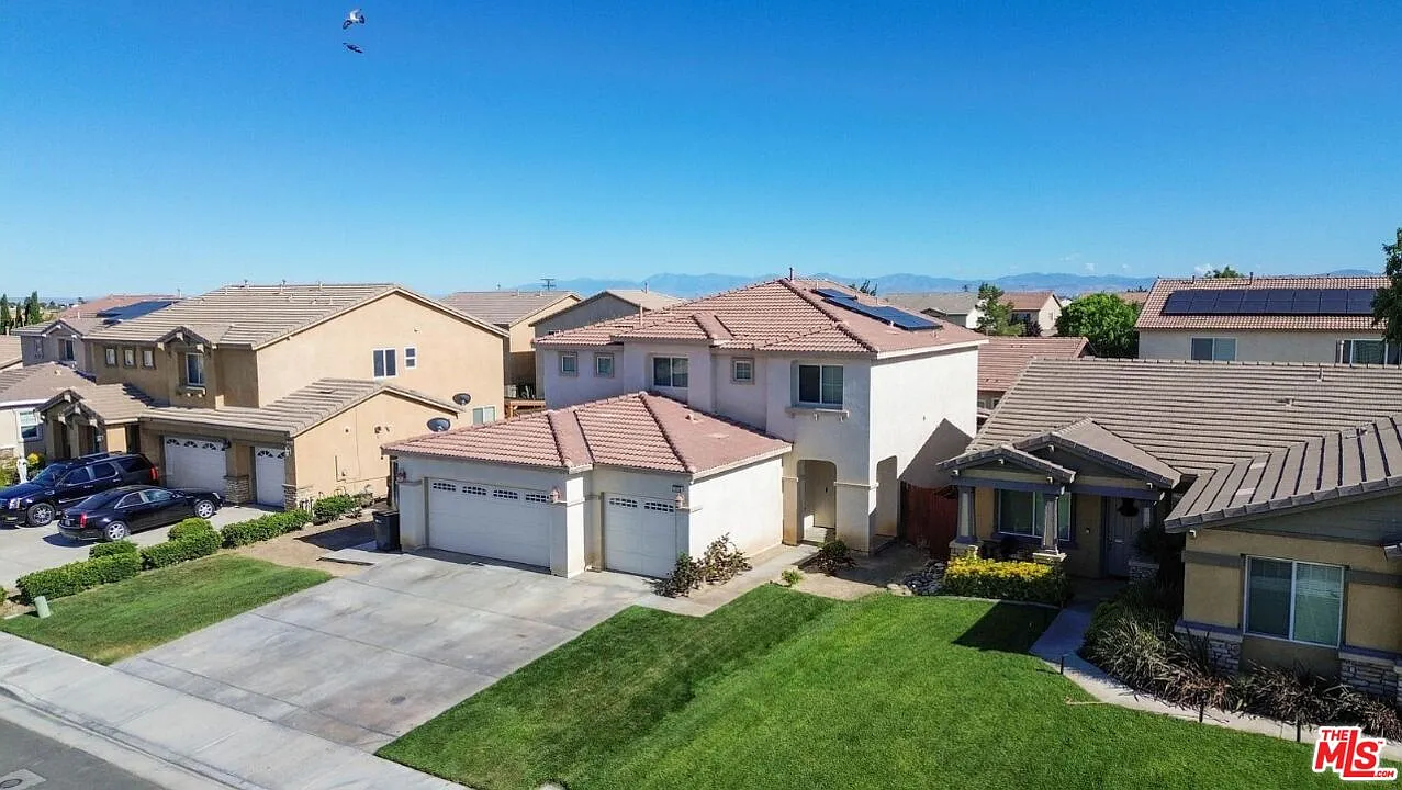 4 bed, 2.5 bath, 2873 sqft, $3,400 — Photo 1