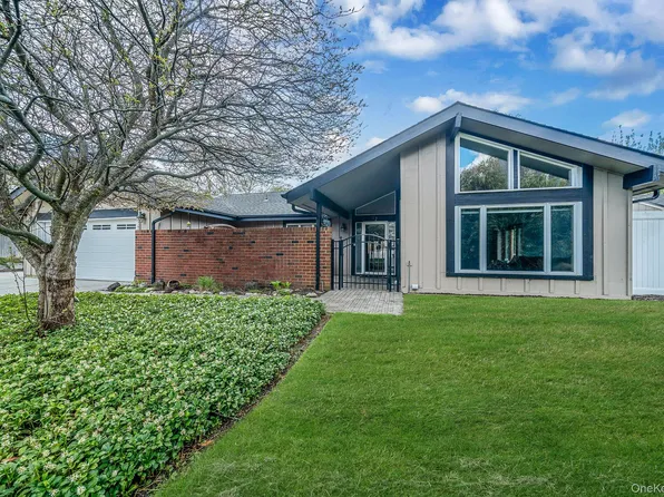 12 Oakdale Avenue, Farmingville, NY 11738