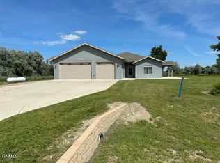 8523 Hogue Rd, Bismarck, ND 58503