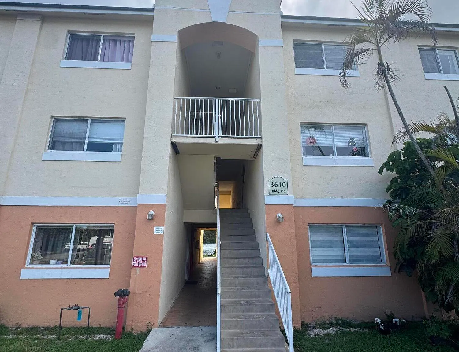 2 bed, 1.0 bath, 749 sqft, $2,100 — Photo 1
