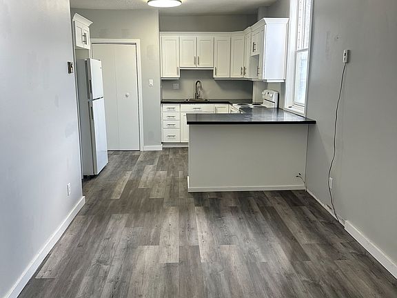4th image of 40 Main St E