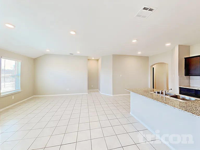 916 Roland Dr — Photo 2