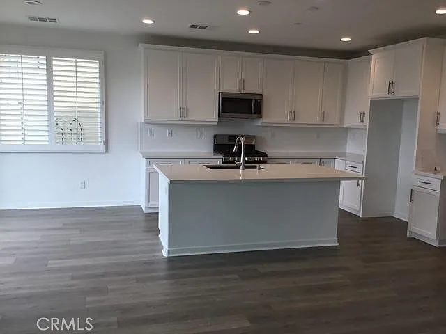 5 bed, 3.5 bath, 2640 sqft, $4,700 — Photo 4