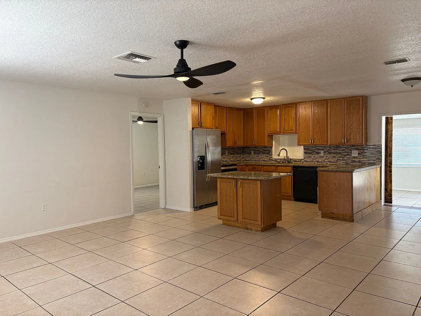 Newly Renovated 4 Bedroom 2 Bathroom — Photo 3