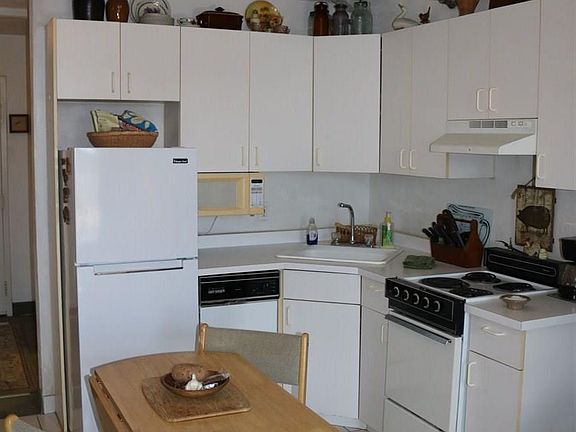 4th image of 224 E Garden St APT 227