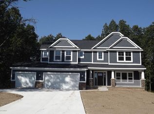 8675 Camelot Ave NE, Rockford, MI 49341