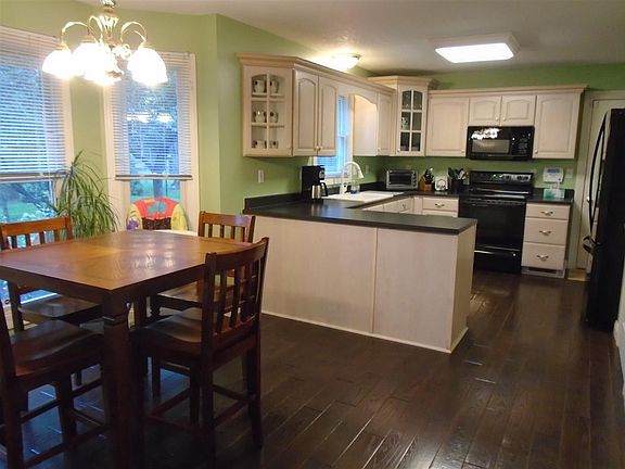 5th image of 1031 Governors Ln