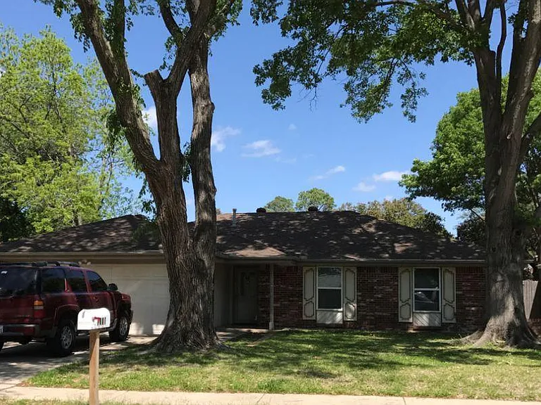 1421 Bryan Dr — Photo 1