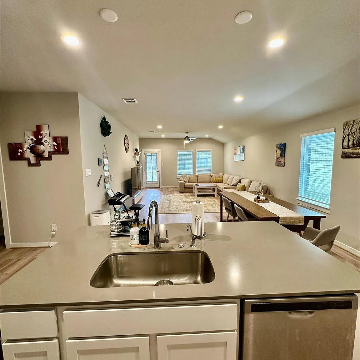 4 bed, 2.0 bath, 1831 sqft, $2,399 — Photo 4