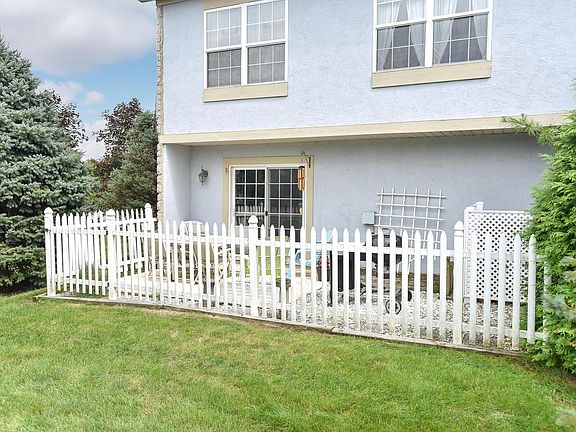 5th image of 920 Village Dr