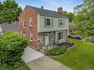 371 Moross Rd, Grosse Pointe Farms, MI 48236