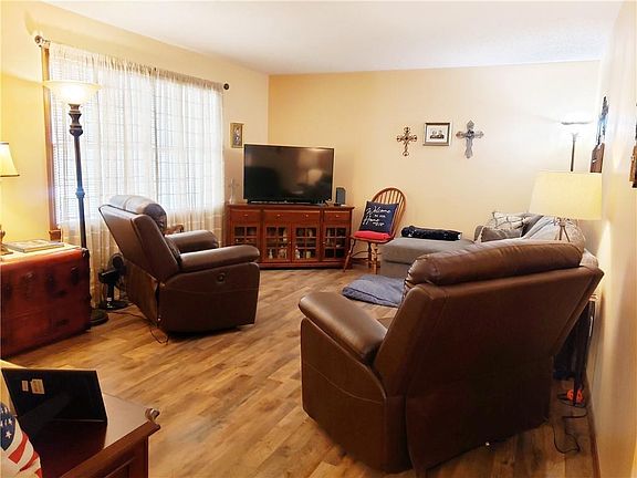 2nd image of 1009 Village Dr