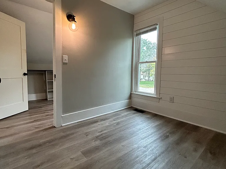 2042 Silver St — Photo 4