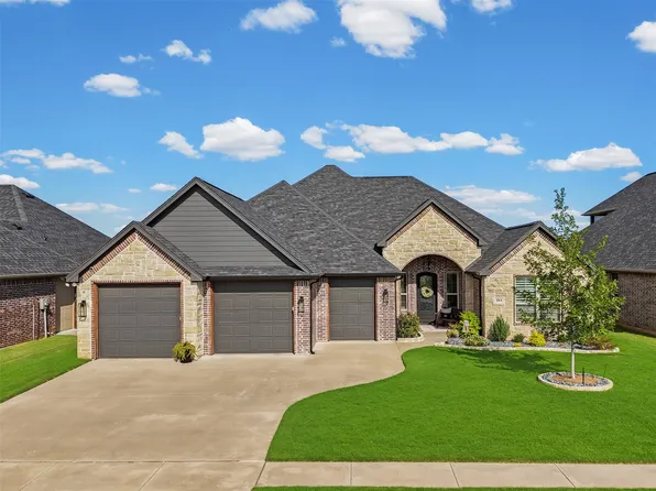 104 Spieth Ct, Granbury, TX 76048