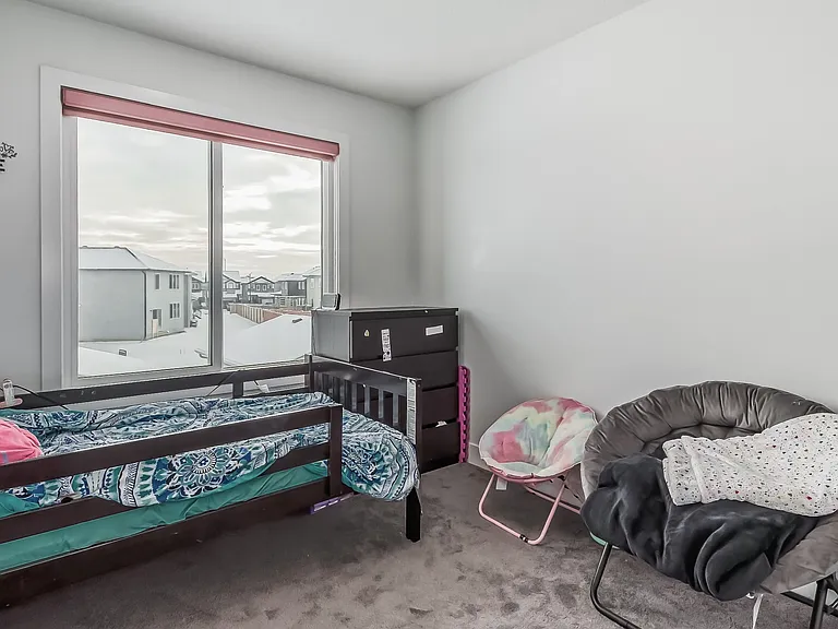 173 Cavanagh Cmn SW — Photo 32