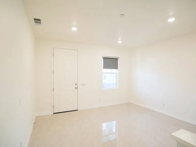2717 E Murdock Ln — Photo 3