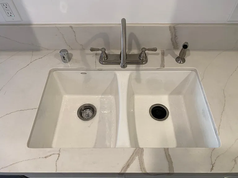 DOUBLE BOWL UNDERMOUNT SINK (SHOWN WITHOUT SINK PROTECTORS