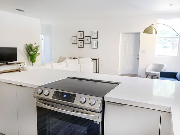 4th image of 160 NE 57th St Floor 102