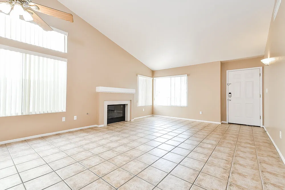 3 bed, 2.0 bath, 1172 sqft, $2,085 — Photo 4