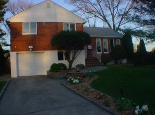 40 Felice Cres, Hicksville, NY 11801