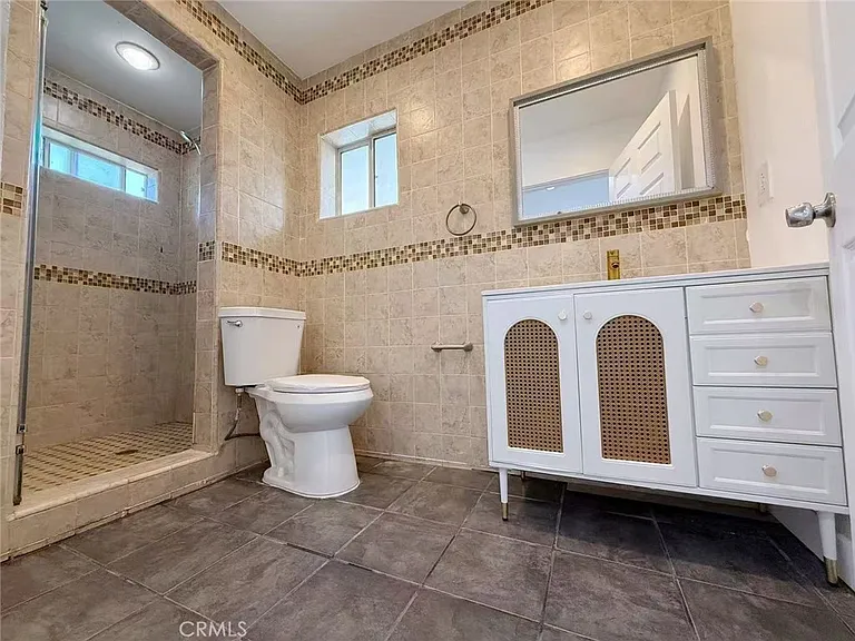 453 W Locust St #B — Photo 6