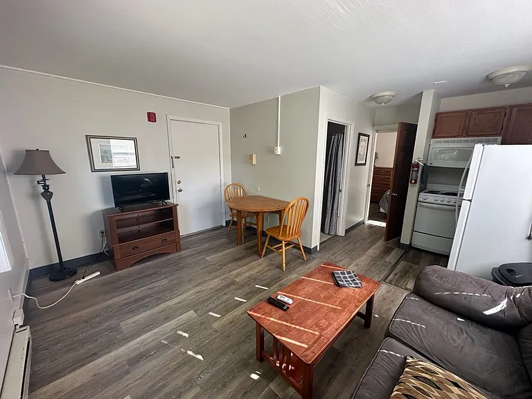 383 College Street — Photo 3