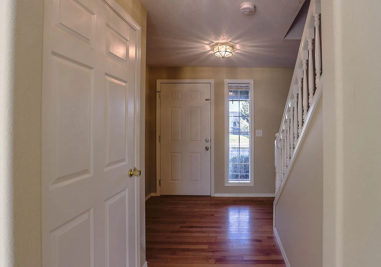 Spacious 4 Bedroom near Mountain View High! — Photo 2