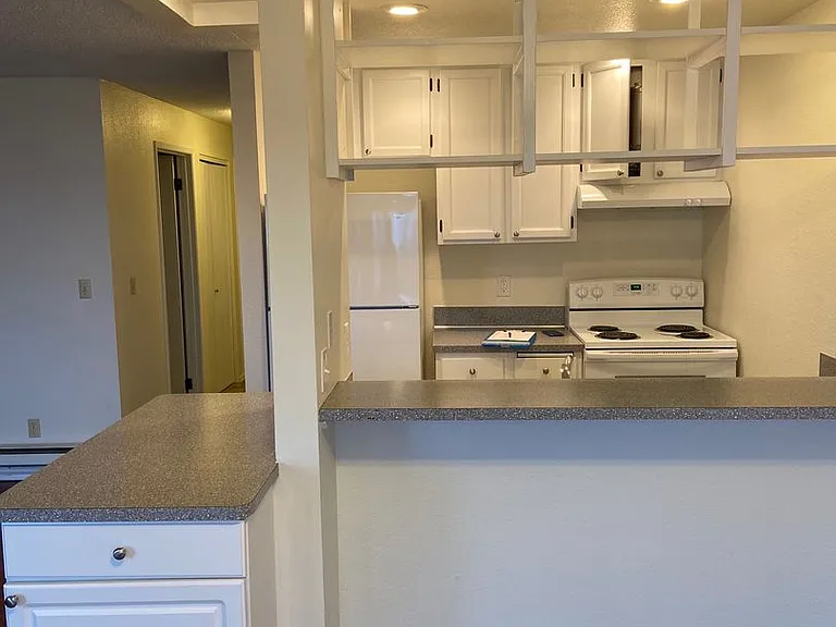 615 N State St — Photo 2
