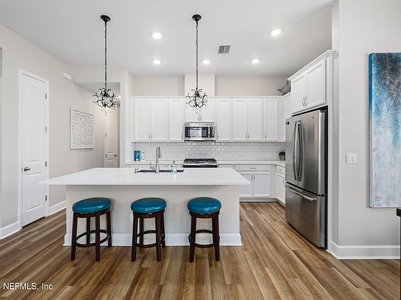 3rd image of 70 SEASTAR Court