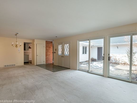 3rd image of 3 Pembroke On Duxbury St
