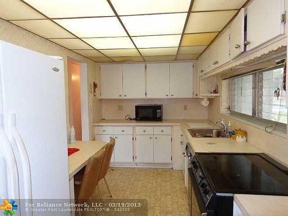 2nd image of 950 SE 6th St